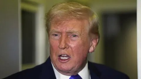 Krupni kadar lica Donalda Trumpa dok govori u zatvorenom prostoru