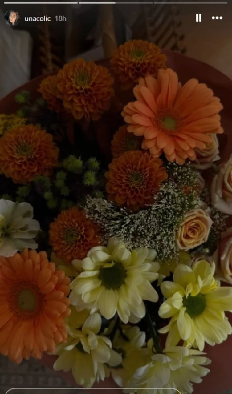 Buket cvijeća s narančastim i žutim gerberima te krizantemama