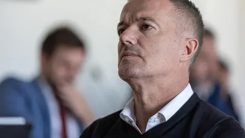 Portret Joška Jeličića u krupnom planu s ozbiljnim izrazom lica.