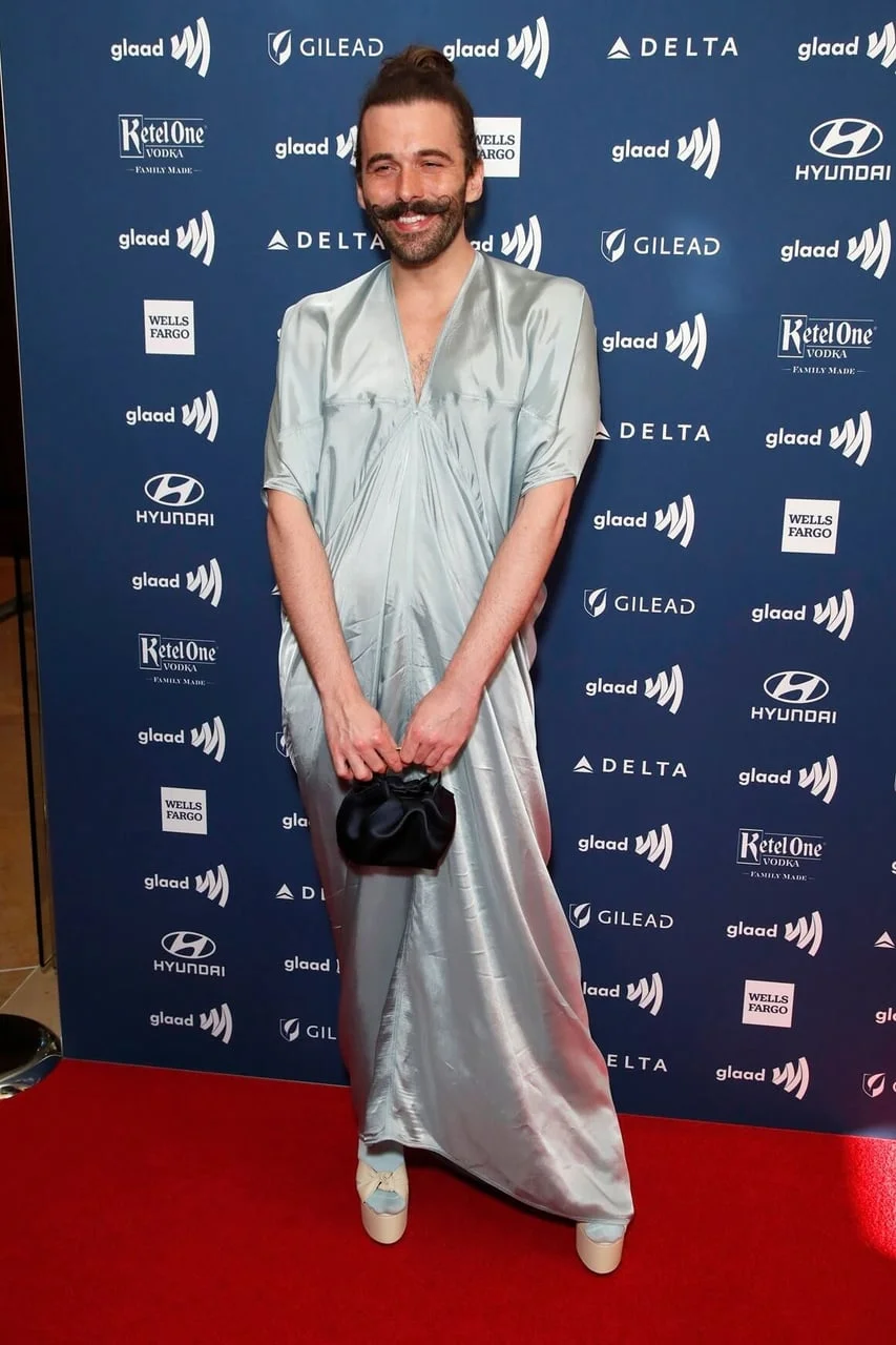 Jonathan Van Ness u dugoj sivoj haljini na GLAAD događaju.