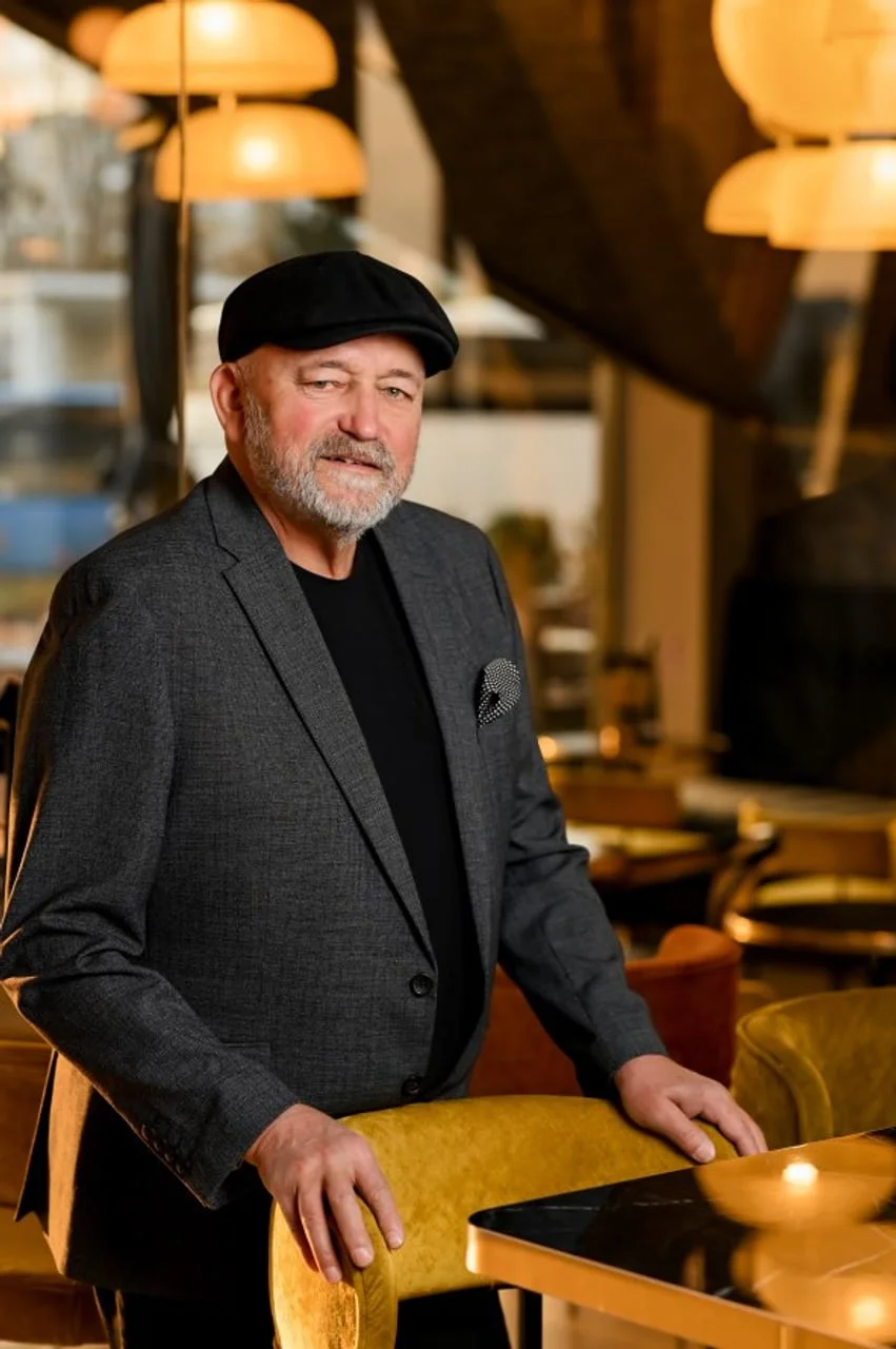 Portret Željka Krušlina Kruške u sivom sakou i crnoj kapi.