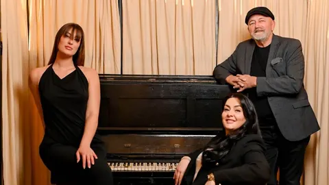 Željko Krušlin Kruška pozira uz klavir s članovima obitelji.