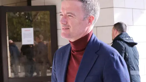 Joško Jeličić u plavom sakou i tamnocrvenoj dolčeviti ispred zgrade suda.