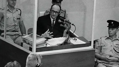 Adolf Eichmann sjedi u staklenoj kabini tijekom suđenja u Jeruzalemu.
