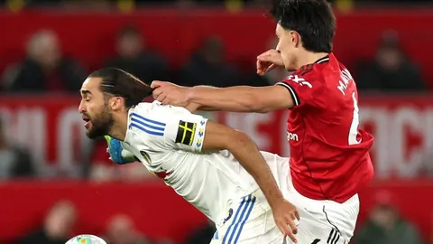 Lisandro Martines povlači za kosu igrača Lidsa tijekom utakmice na Old Trafordu.