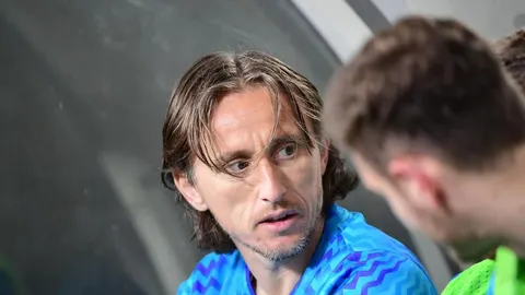 Luka Modrić u krupnom planu s ozbiljnim izrazom lica tijekom razgovora.