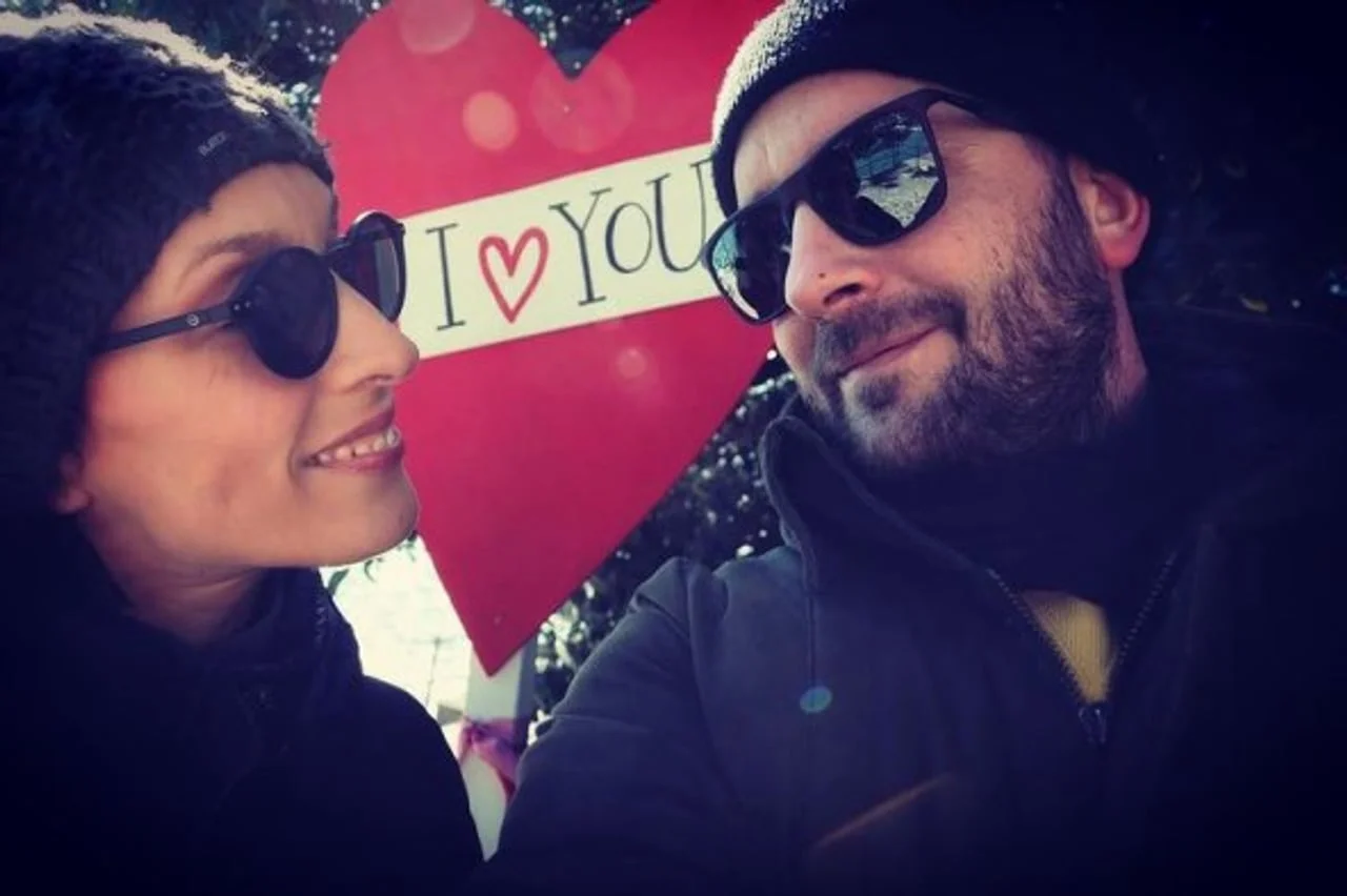 Selfie Larise i Hrvoja ispred ukrasnog srca s natpisom