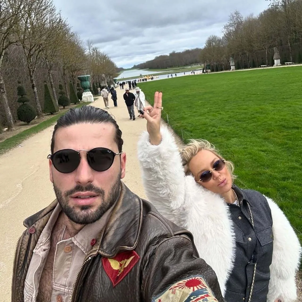 Par šeće parkom, Maja Šuput u bijeloj bundi