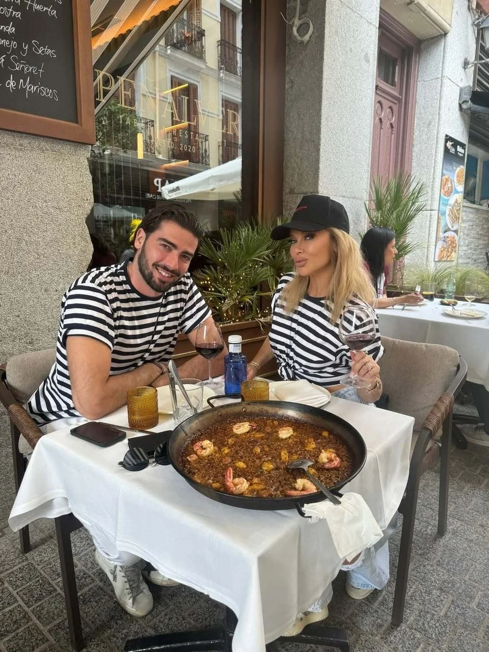 Maja Šuput i Šime Elez u restoranu s paellom