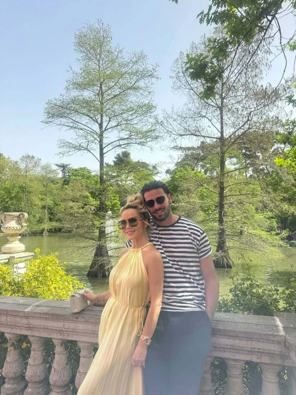 Maja Šuput u žutoj haljini stoji uz Šimu Eleza