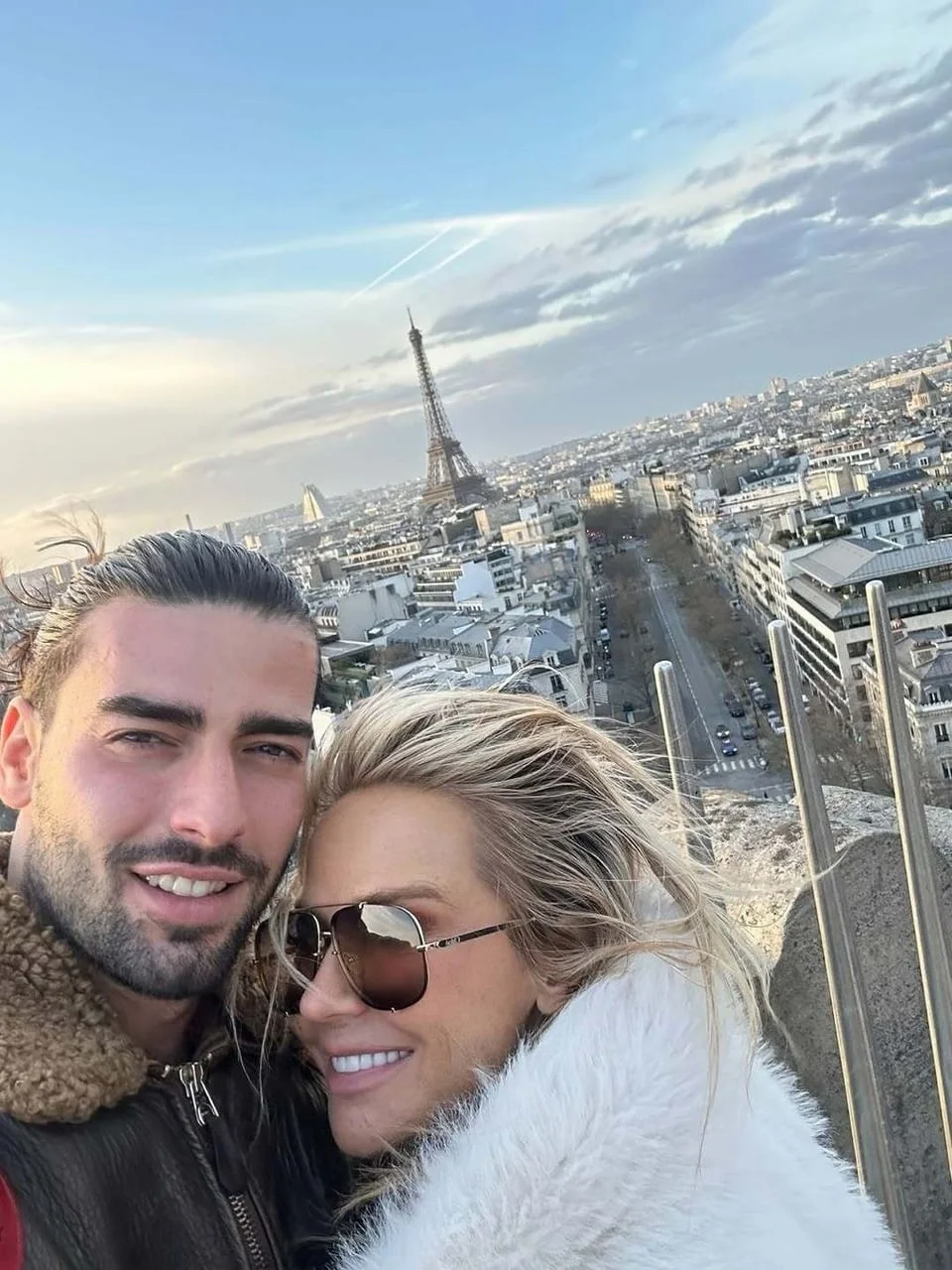 Selfie para s Eiffelovim tornjem u pozadini