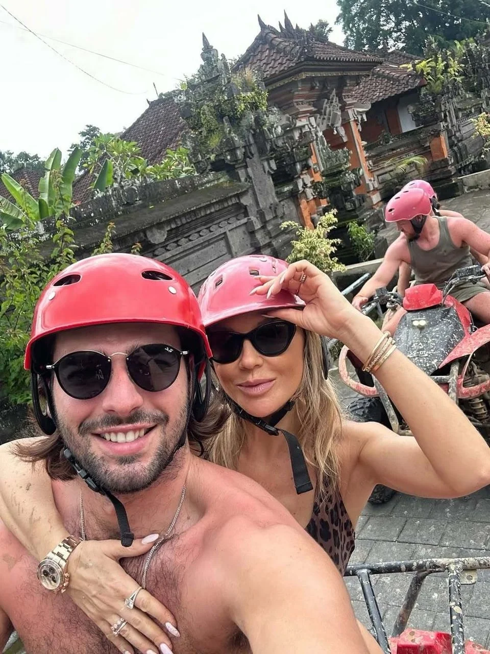 Maja i Šime s kacigama na kvadovima u Baliju
