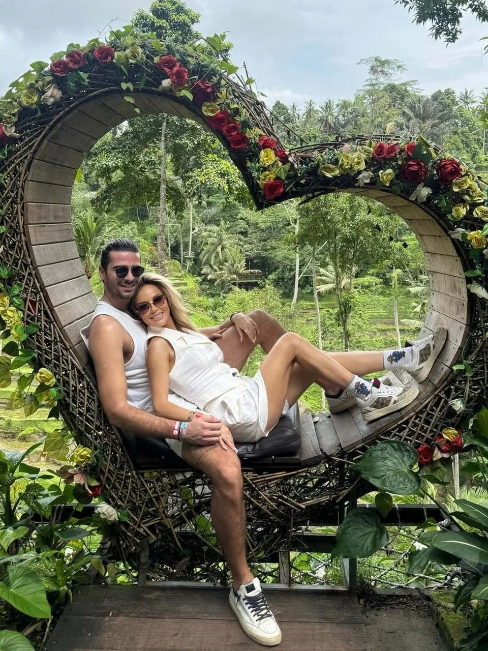 Par pozira u drvenom okviru u obliku srca