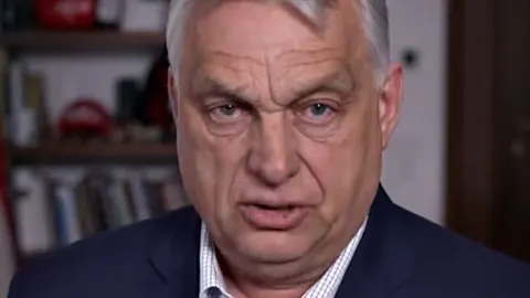 Viktor Orbán u krupnom planu tijekom obraćanja javnosti