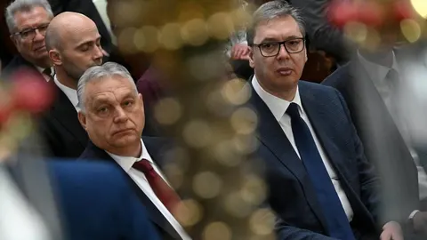 Viktor Orbán i Aleksandar Vučić sjede ozbiljnih lica na diplomatskom skupu.