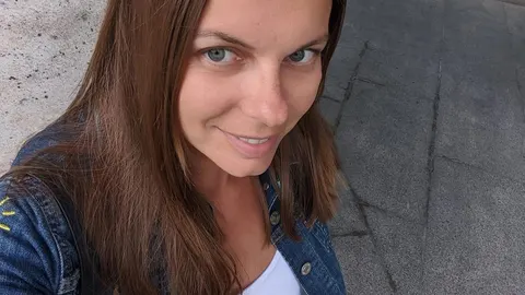 Portret Victorije Yakimove u traper jakni na otvorenom