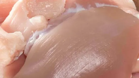 Izbliza prikazana tekstura sirovog pilećeg filea