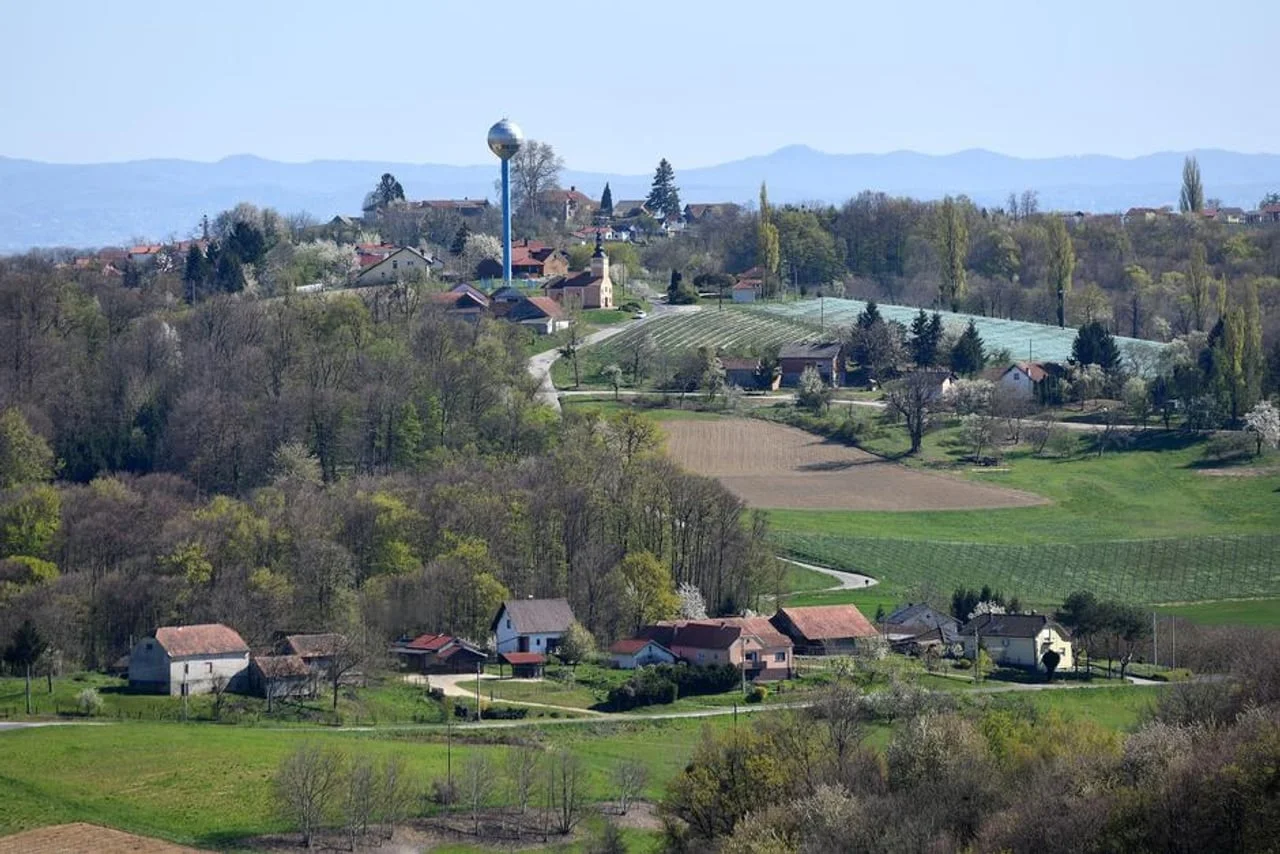 Panoramski pogled na brežuljke Štrigove s kućama i visokim tornjem.