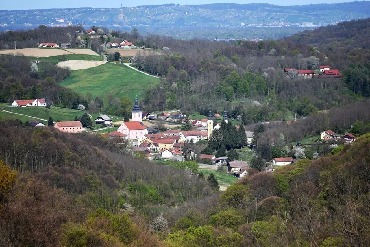 Pogled na selo Štrigova smješteno u dolini između šumovitih brda.
