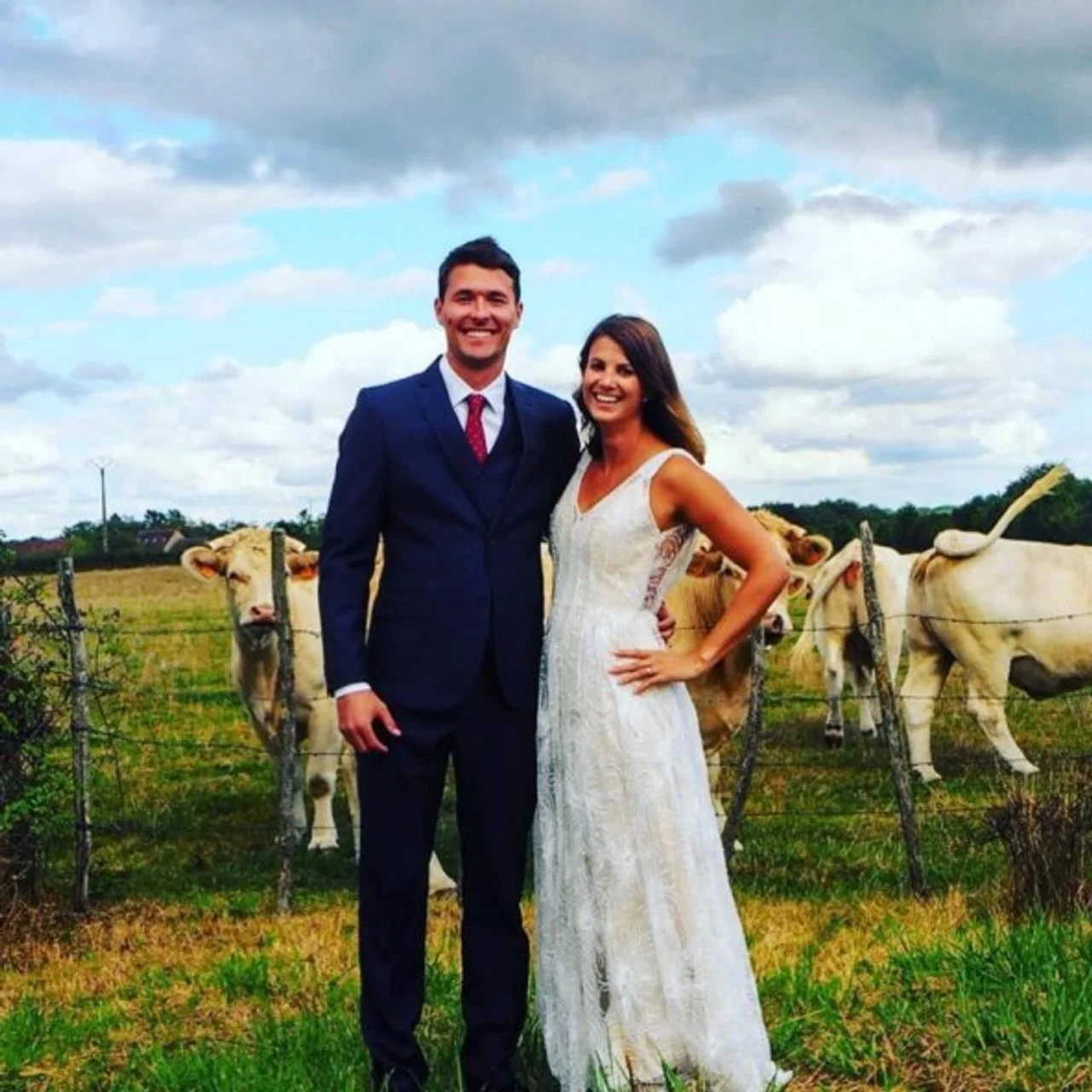 Ana Jelušić Black i suprug Travis Black stoje na livadi s kravama