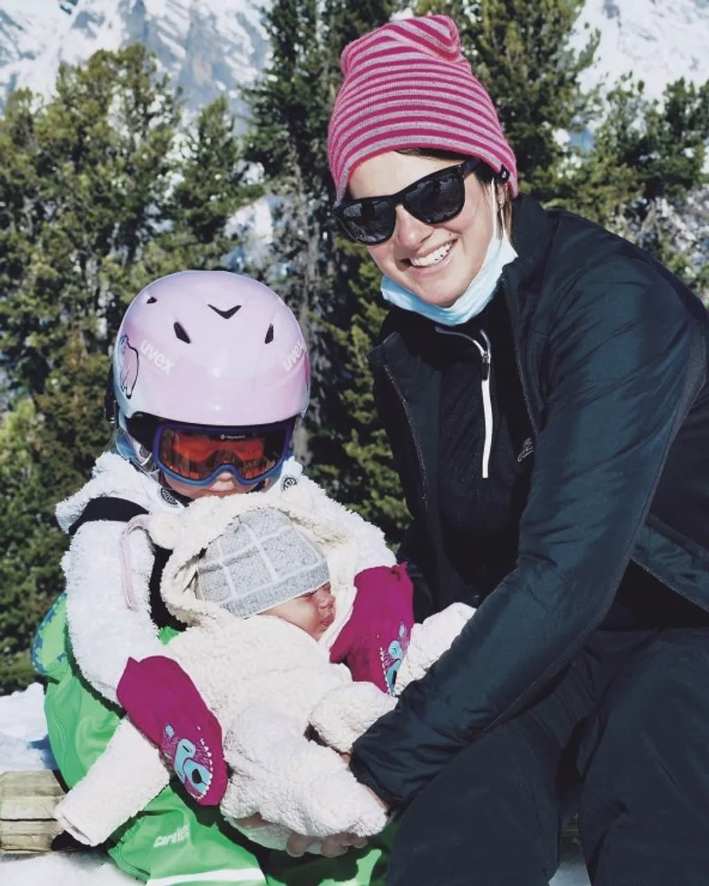 Ana Jelušić Black sa svoje dvoje djece na snijegu