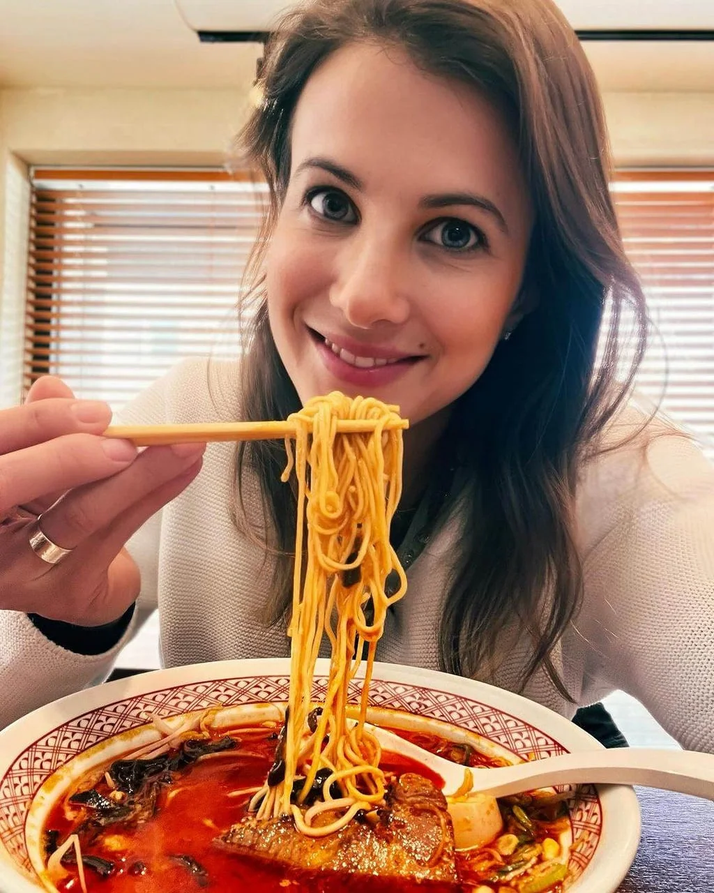 Ana Jelušić Black drži štapiće s tjesteninom iznad zdjele juhe