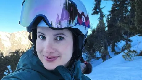 Ana Jelušić Black sa skijaškom kacigom i naočalama na snijegu