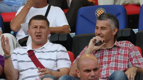 Vladimir Balić razgovara na tribinama nogometnog stadiona.