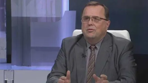 Robert Barić u sivom odijelu govori tijekom televizijskog gostovanja