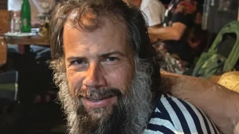 Portret Mateje Kežmana s dugom sijedom bradom i kosom u opuštenom izdanju