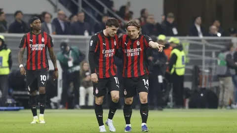 Christian Pulisic i Luka Modrić u dresovima AC Milana na nogometnom terenu