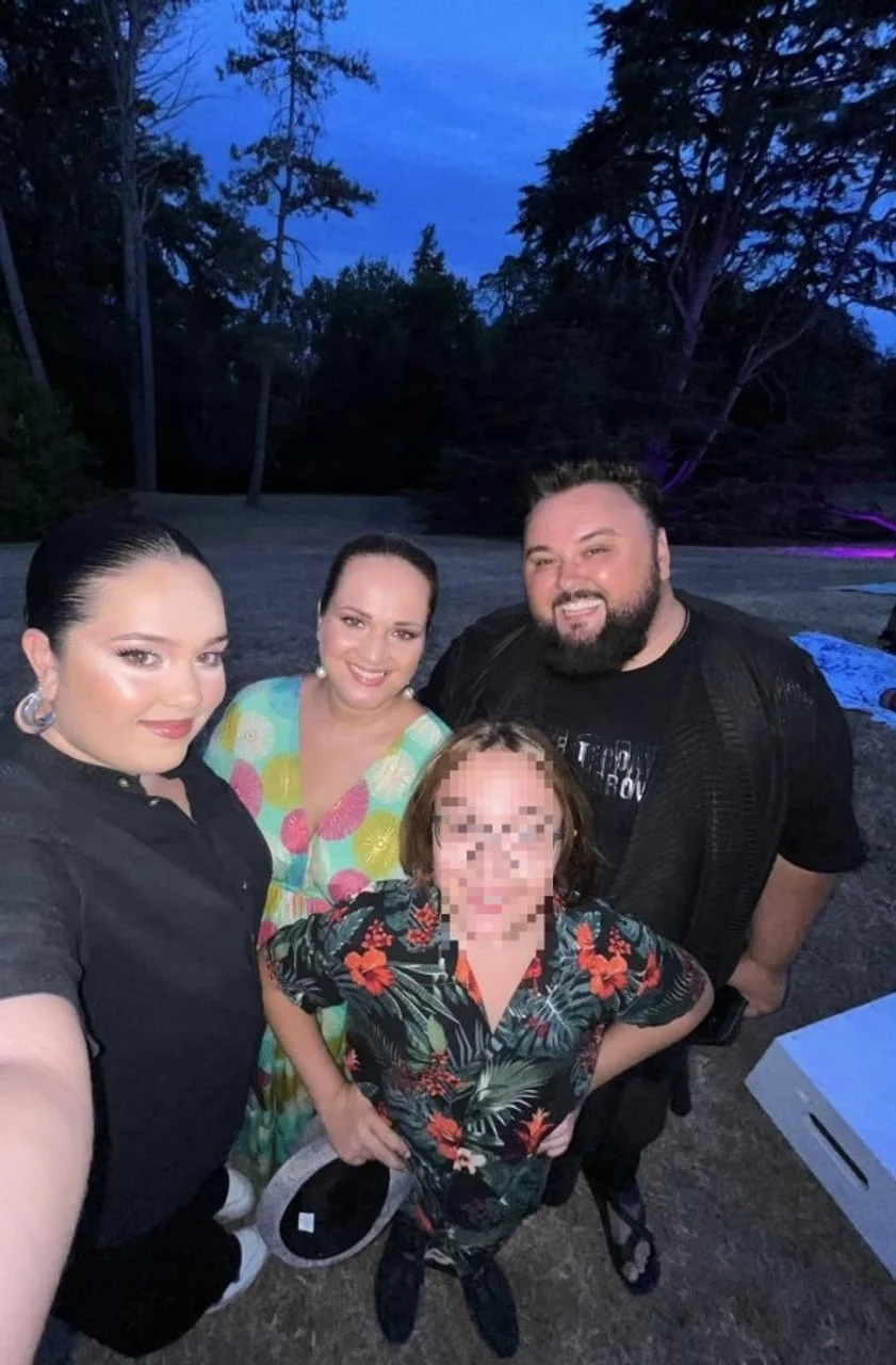 Jacques i Brigita Houdek poziraju s djecom u prirodi