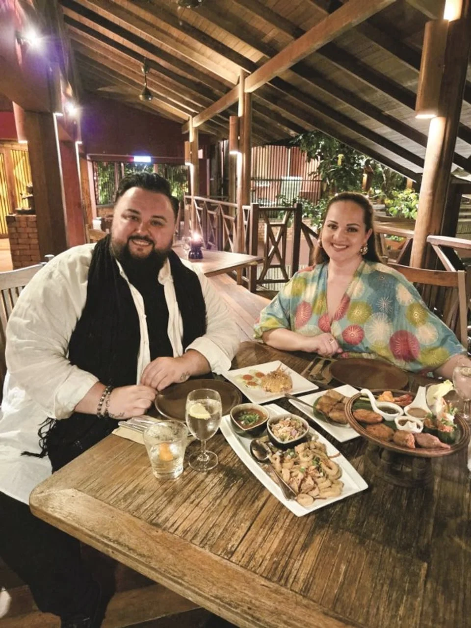 Jacques i Brigita Houdek sjede za stolom u restoranu