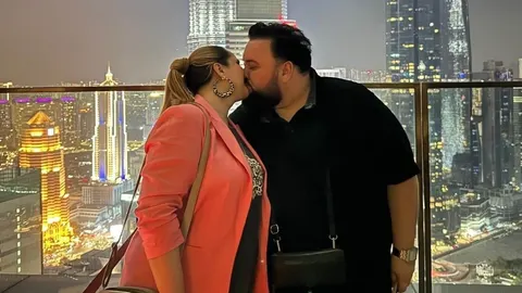 Jacques Houdek i supruga Brigita ljube se na terasi s pogledom na grad