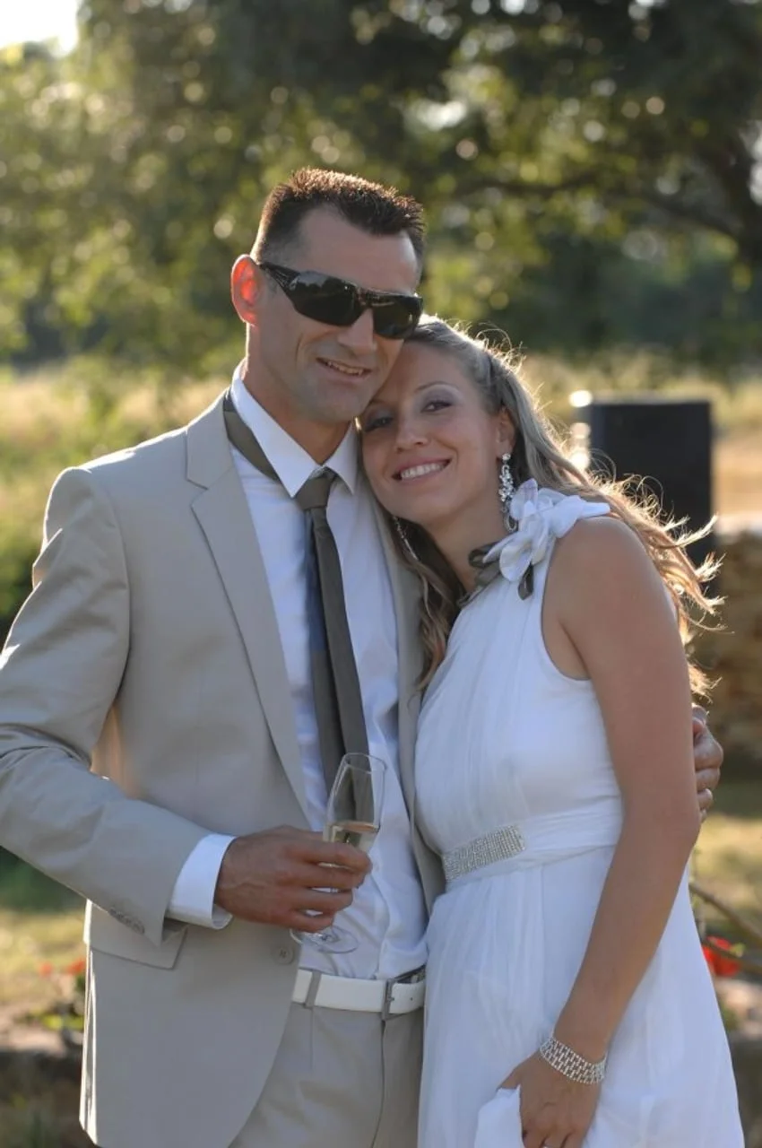 Stipe Drviš u elegantnom odijelu grli ženu u bijeloj haljini