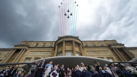 Vojni zrakoplovi prelijeću iznad Buckinghamske palače ostavljajući tragove dima.
