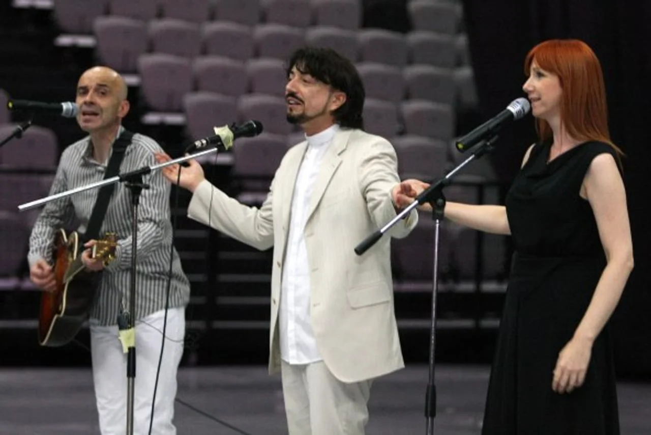 Maja Blagdan nastupa na pozornici uz pratnju gitarista i muškog vokala.
