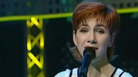 Maja Blagdan pjeva pred mikrofonom tijekom nastupa na Euroviziji 1996. godine.