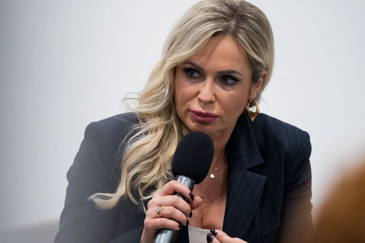 Renata Sopek s mikrofonom u ruci ozbiljno izlaže tijekom zdravstvenog događanja.