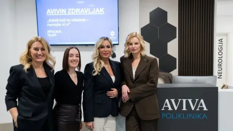 Četiri žene poziraju ispred ekrana s natpisom Avivin Zdravljak o upornom kašlju.