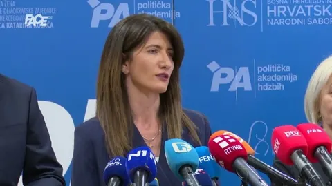 Žena govornica ispred mikrofona brojnih medija na konferenciji