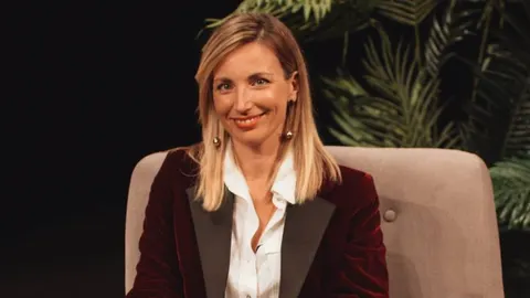 Glumica Jelena Makovičić sjedi u studiju i lagano se osmjehuje u kameru.