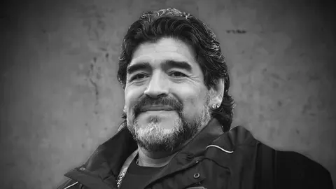 Crno-bijeli portret Diega Maradone s blagim smiješkom