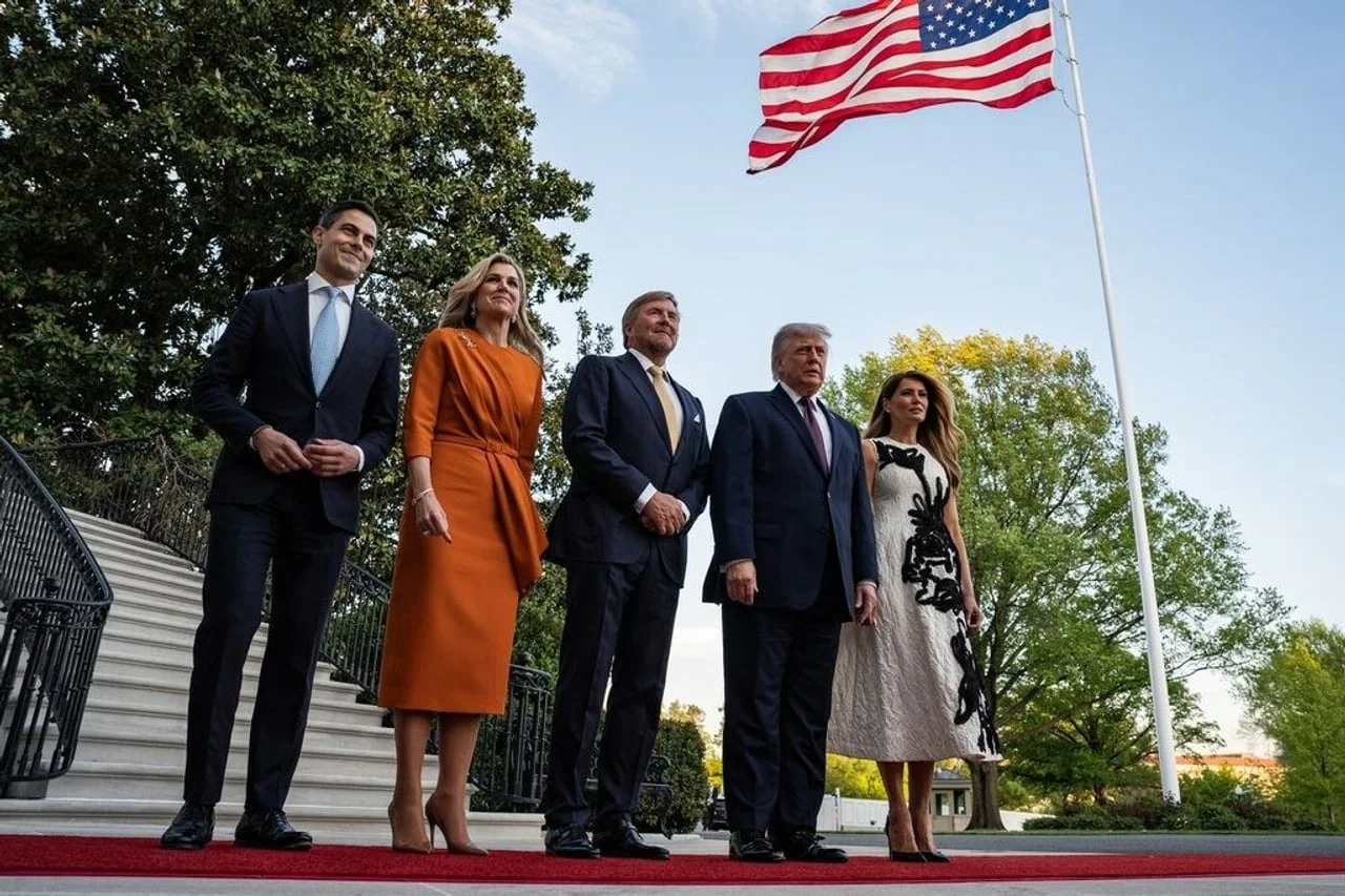 Donald Trump, kralj Willem-Alexander i kraljica Máxima poziraju uz američku zastavu.