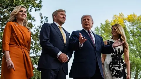 Donald Trump, nizozemski kralj Willem-Alexander i kraljica Máxima stoje zajedno.