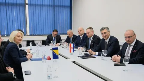 Andrej Plenković i Borjana Krišto na sastanku izaslanstava Hrvatske i BiH u dvorani.