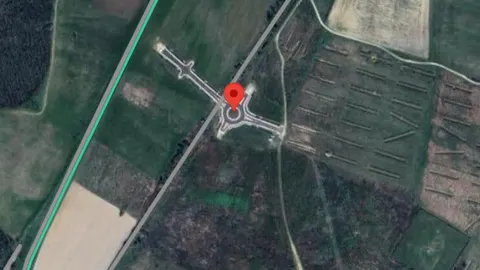 Satelitska snimka kružnog toka usred polja kod mađarskog grada Zalaegerszega.