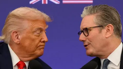 Donald Trump i Keir Starmer u bliskom razgovoru ispred zastava