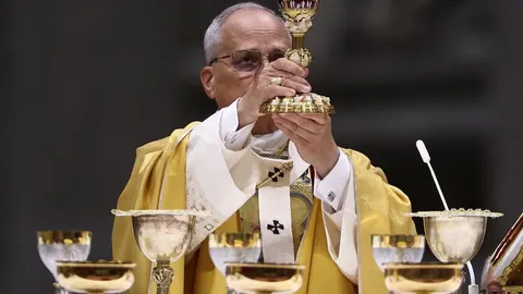 Papa u zlatnom ruhu podiže kalež tijekom liturgijskog obreda