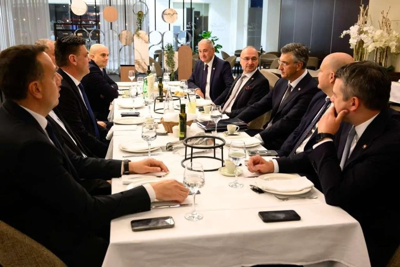 Andrej Plenković s kolegama na radnom ručku u restoranu za bijelim stolom.